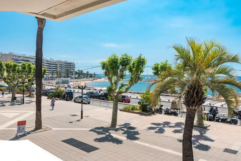 Deluxe Double room with sea view (full double bed)