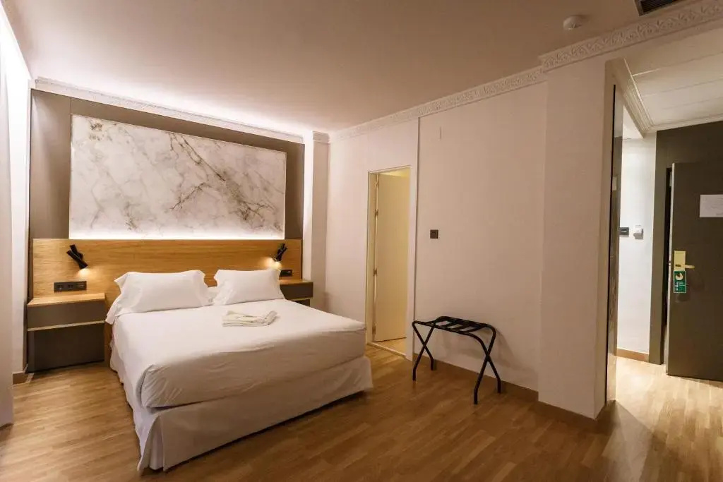 Double room (full double bed)