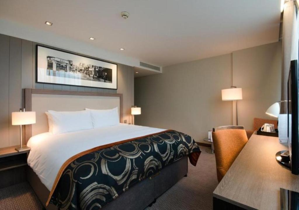 Clayton Hotel Chiswick Room Type - Deluxe Double room (full double bed)