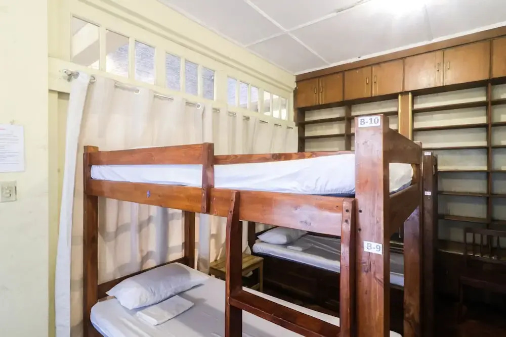 Кровать в общем номере в Kamuning Hostel