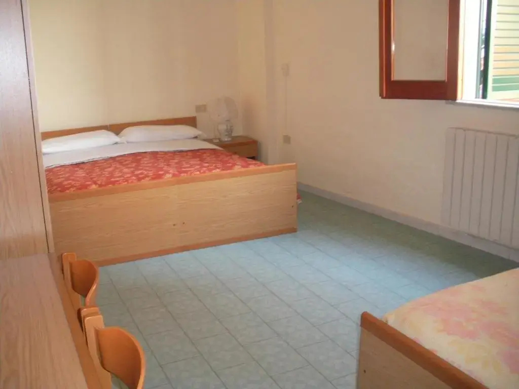Standard Triple room with sea view