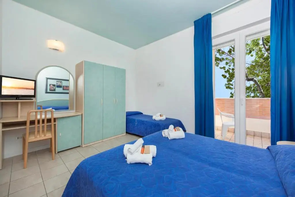 Standard Triple room