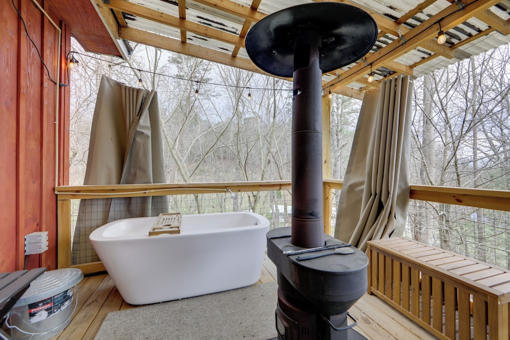Near Gsmnp Trails: Romantic Creekside Cabin
