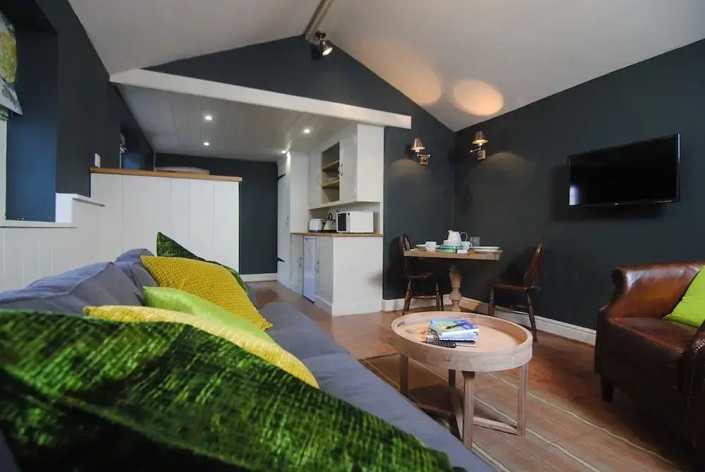 一間一臥室雙人小屋，配有大雙人床。