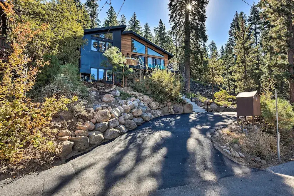 Hot Tub! Family Home 7 Mi to Diamond Peak Resort