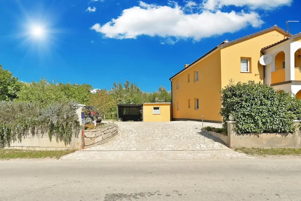 Apartment 1613