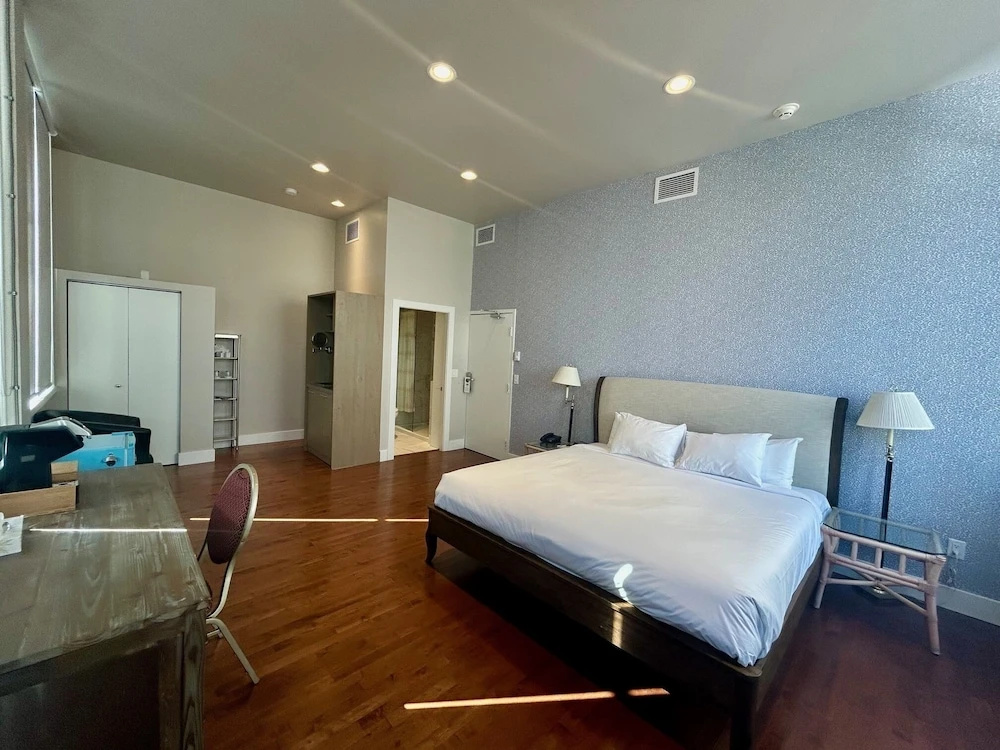 Premium Double room with city view (full double bed)