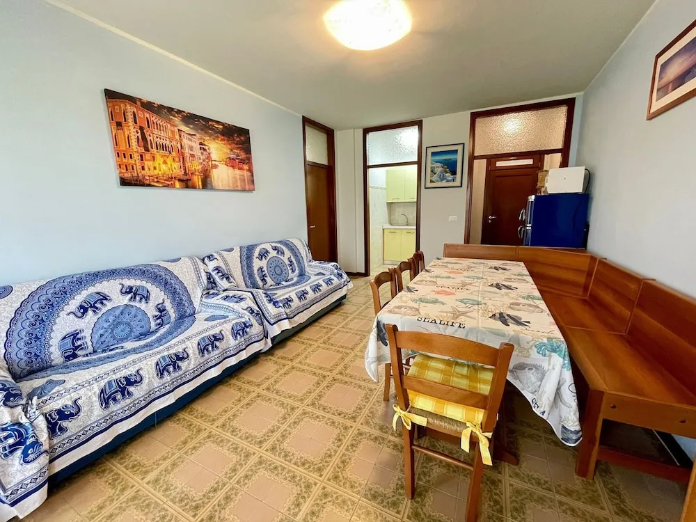 Spacious Beachside Flat With Terrace — 4