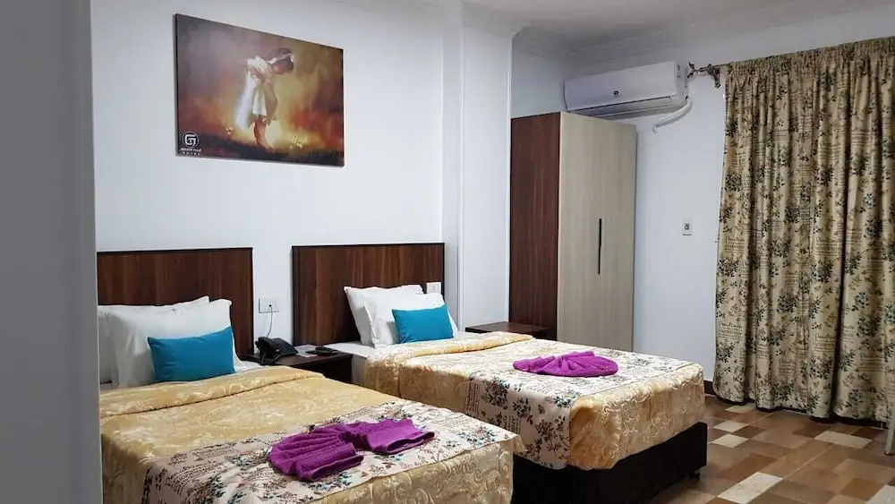 Golden Tulip Hotel October - Chambres