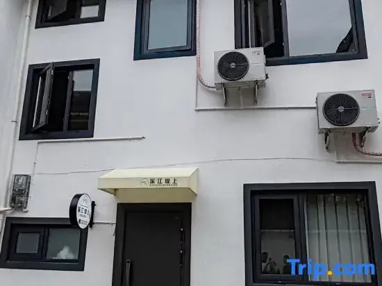 Wuyuan Xijiang Dishang Homestay (Xiangao Ancient City High Speed Railway Station)