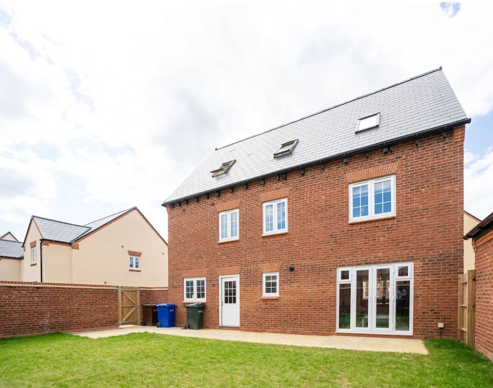 Comfortable 5 Bedroom Detached House With Parking