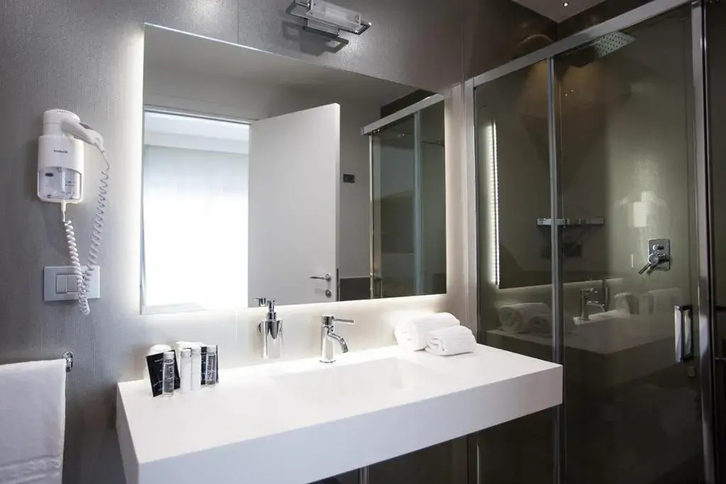 Superior Double room with city view (full double bed)