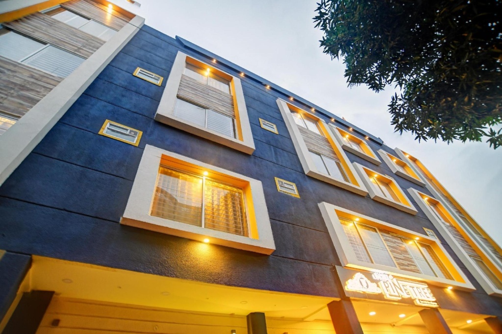 Super OYO Townhouse 479 Hotel Pine Tree