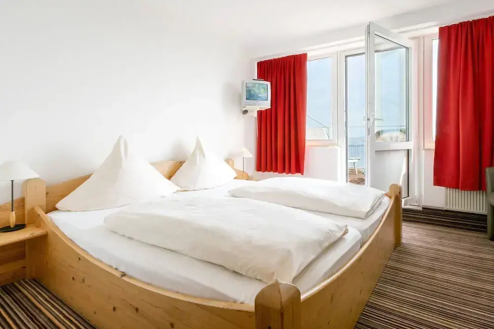 尊貴雙人海景房，配有大床一張