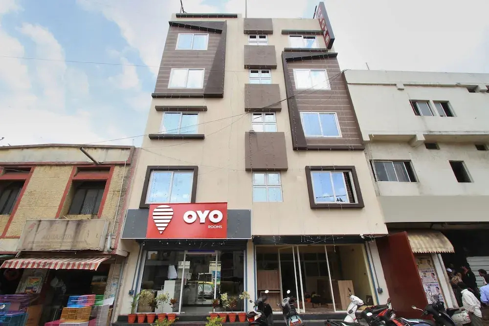 OYO 9605 Hotel Golden Inn