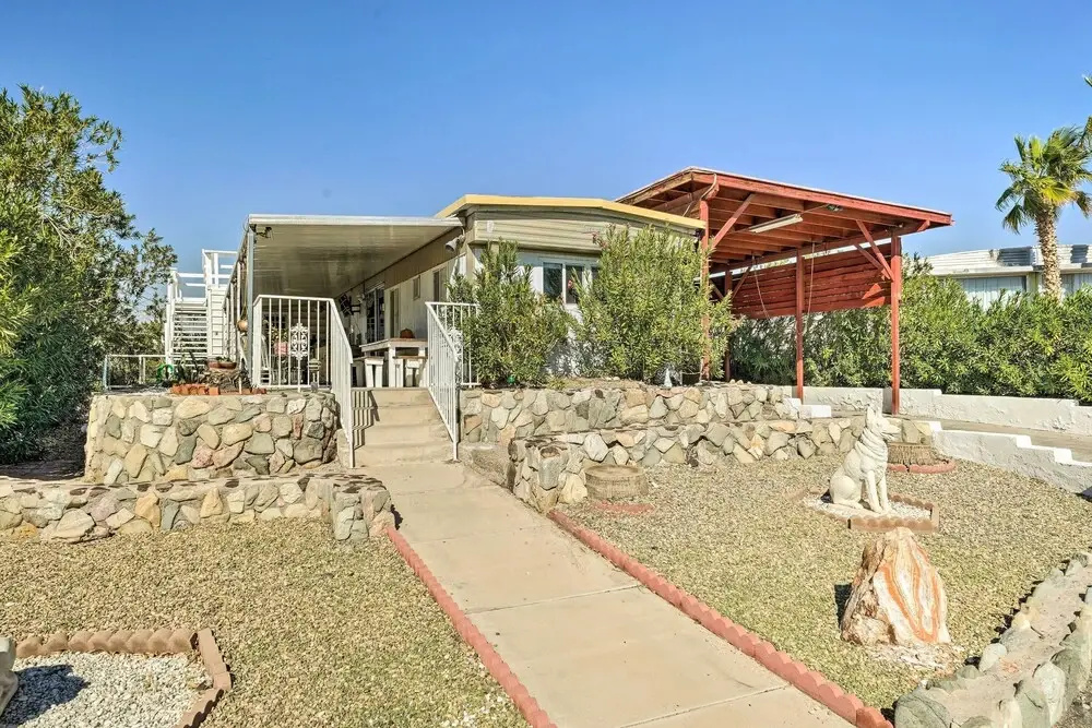 < 1 Mi to Lake Havasu: Pet-friendly Home