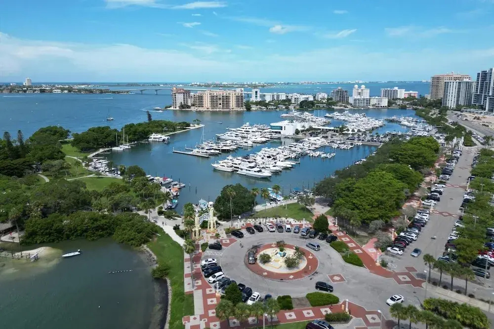 Anchorage Resort 9th Floor 2-Bedroom Condo with Balcony- Gulf Views! Pool, Beach 2 Condo