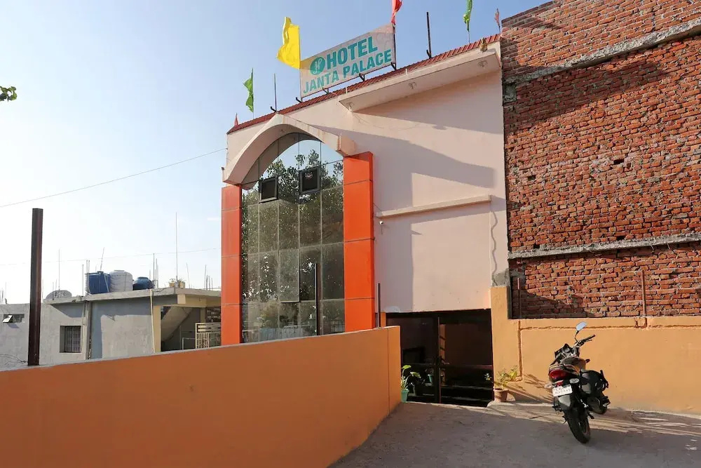 OYO 19406 Hotel Janta Palace