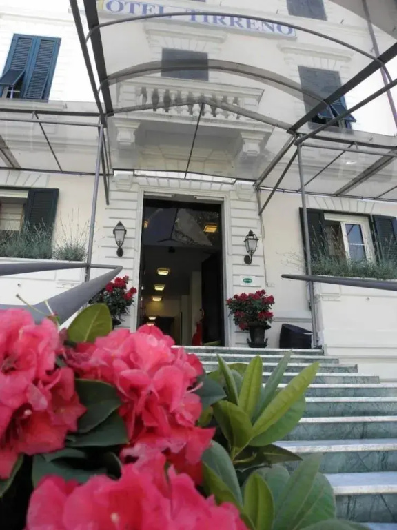 Tirreno Beachfront Apartments