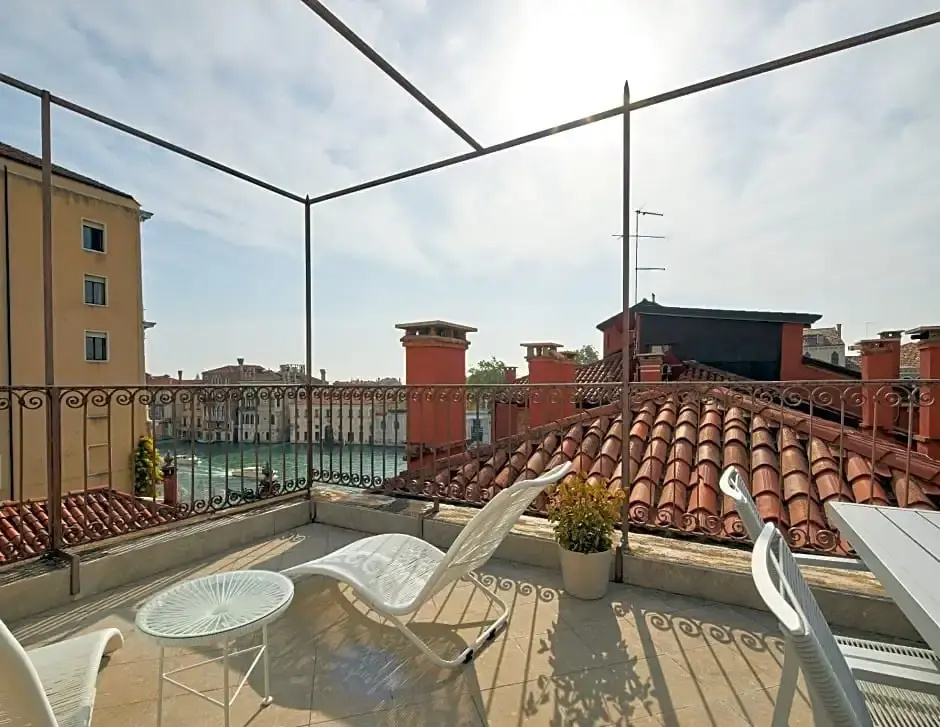 Suite with canal view