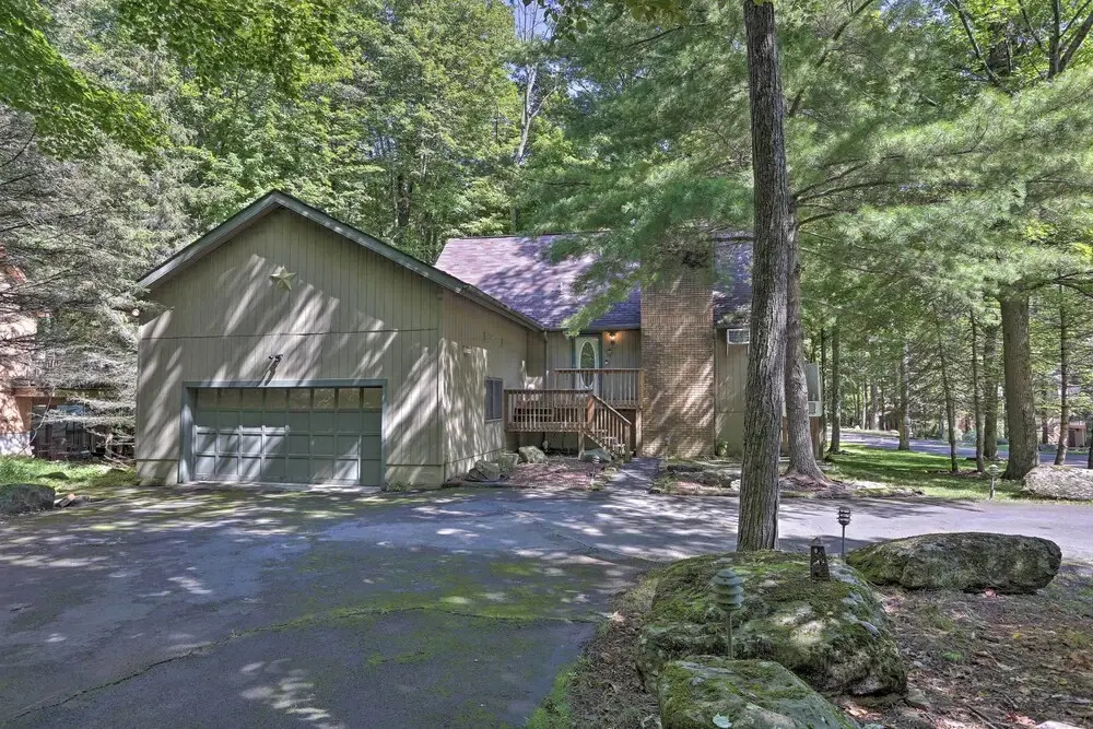 Dog-friendly Lake Ariel Resort Home w/ Deck!