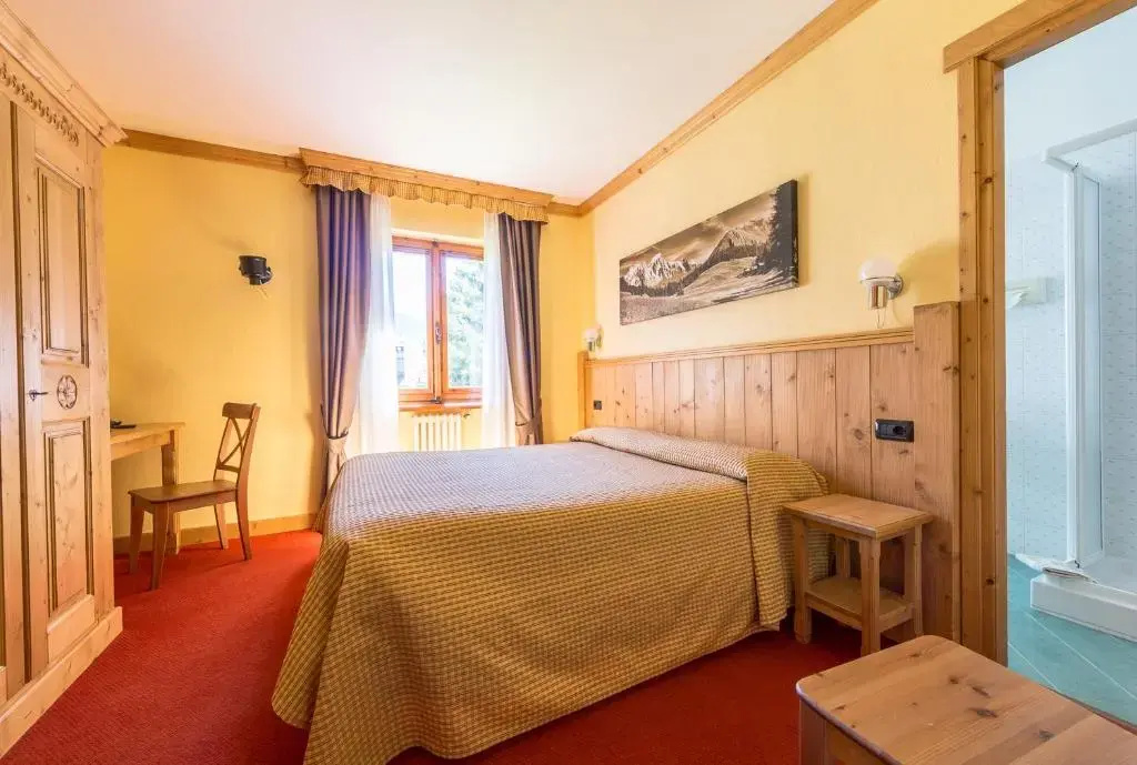 Classic Double room with balcony (full double bed)