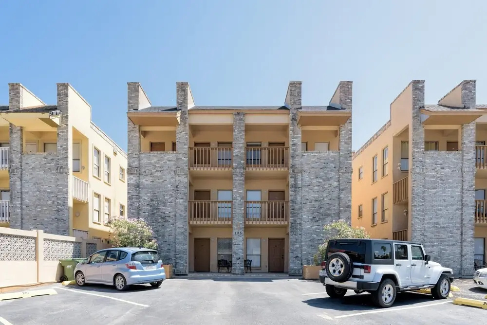Charming Family Condo Sleeps 6 Next to Beach!