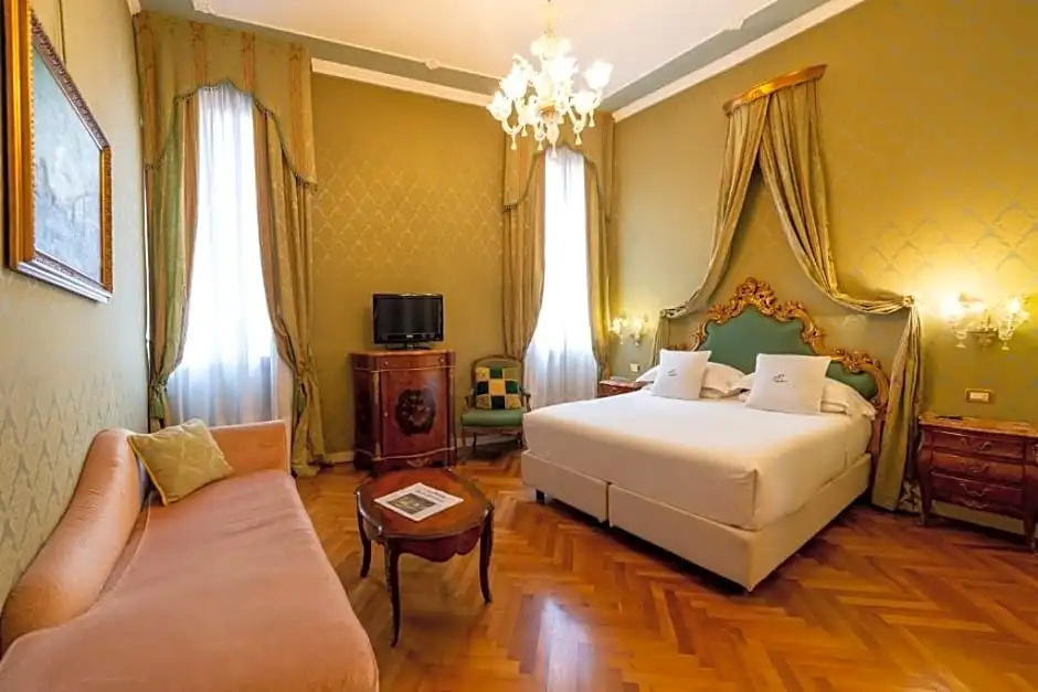 Deluxe room with canal view