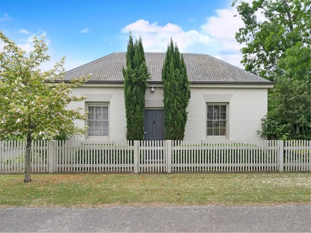 4 Bedrooms Cottage