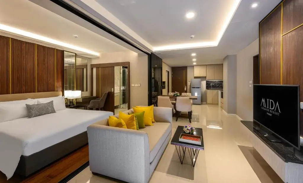 Люкс с бассейном Grande с 2 комнатами с видом на океан в Курортный отель MIDA Grande Resort Phuket