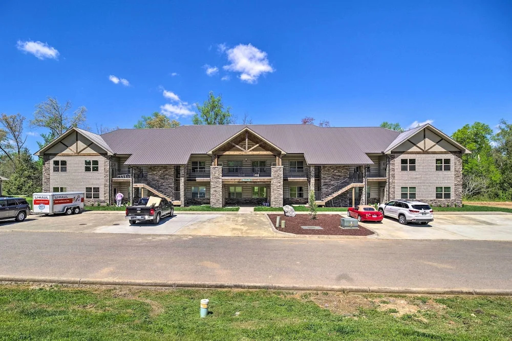 Townsend Condo w/ Pool, Great Smoky Mountain Views