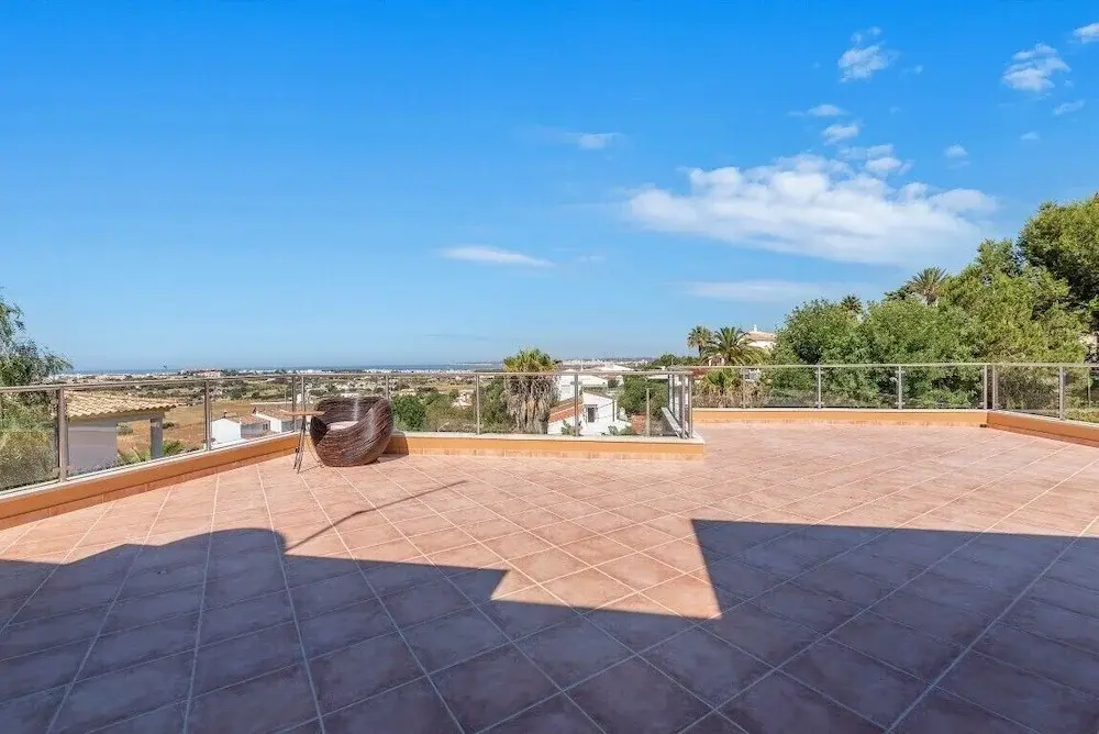 3 Bedroom Villa, Sleeps 6, with Pool, Air Con, WiFi & Walk to Shops