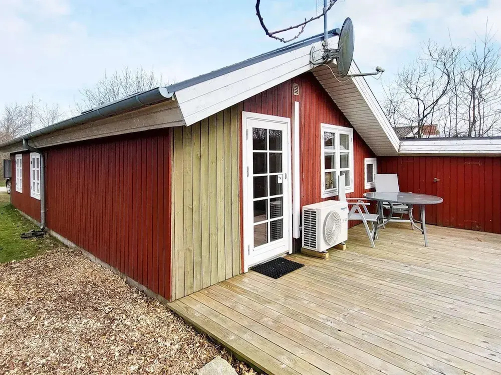 Pretty Cottage in Hemmet near Sea