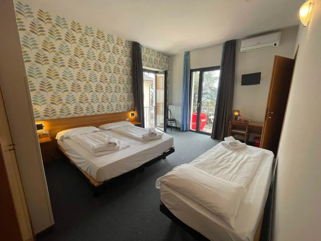 Standard Triple room with lake view