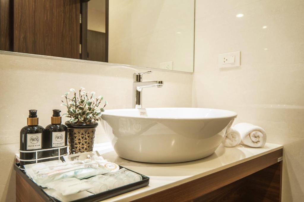 Люкс c 1 комнатой с видом на бассейн в The Title KR Beach Condotel Rawai Phuket