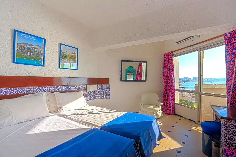 Standard Triple room with sea view