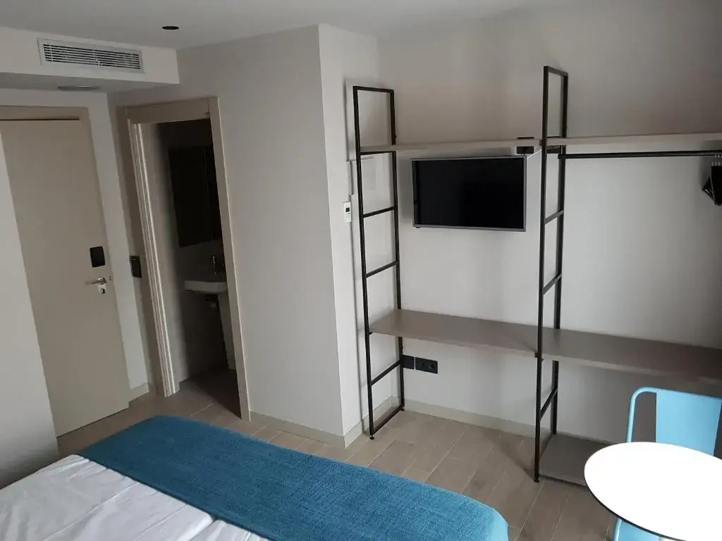 Deluxe Double room (full double bed)