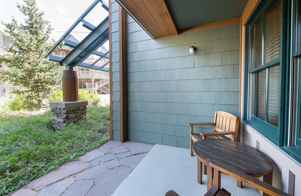 Contemporary Condo Easy Access to Slopes and the Village - Zephyr Mountain Lodge Premium-Rated 1102