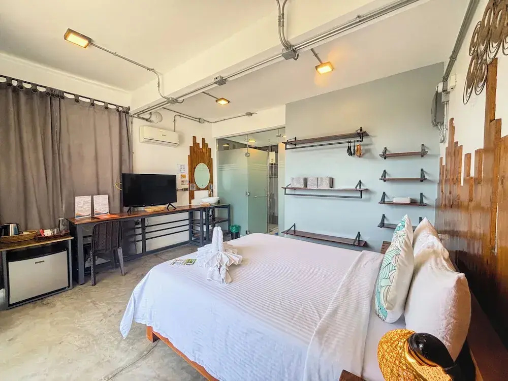 Deluxe Double room with pool view (full double bed)