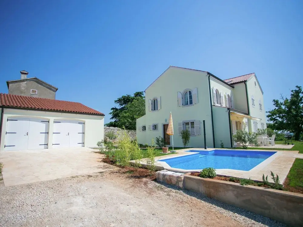 Family House in Quiet Peacefull Location, Private Pool and BBQ in Garden