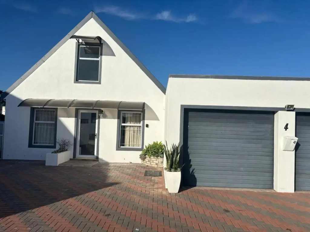 5 bedroom home in Langebaan, located close to Club Mykanos and Laguna Mall