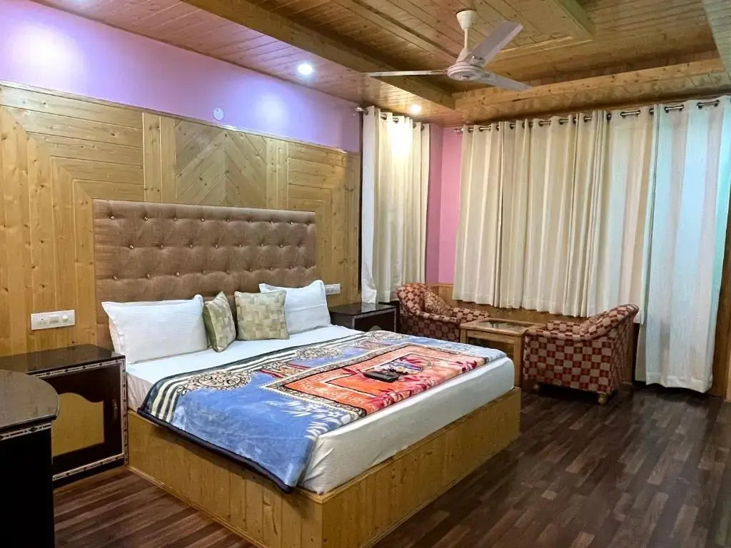 Deluxe Double room with balcony (full double bed)