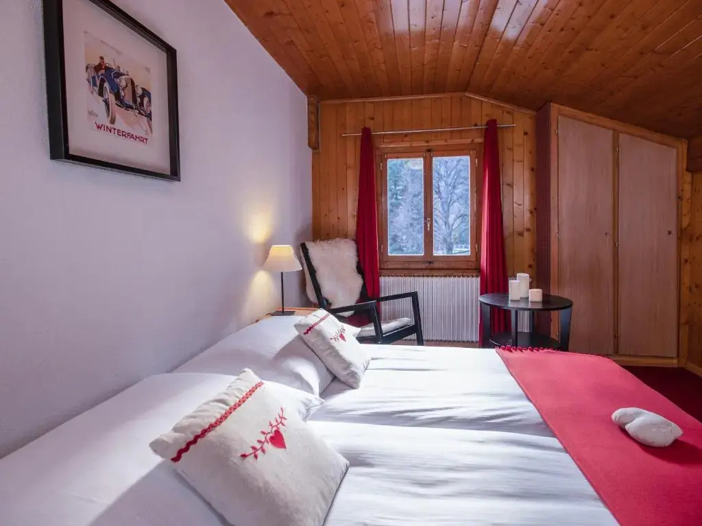 標準雙人房，設有陽台及景觀，配有雙人床。