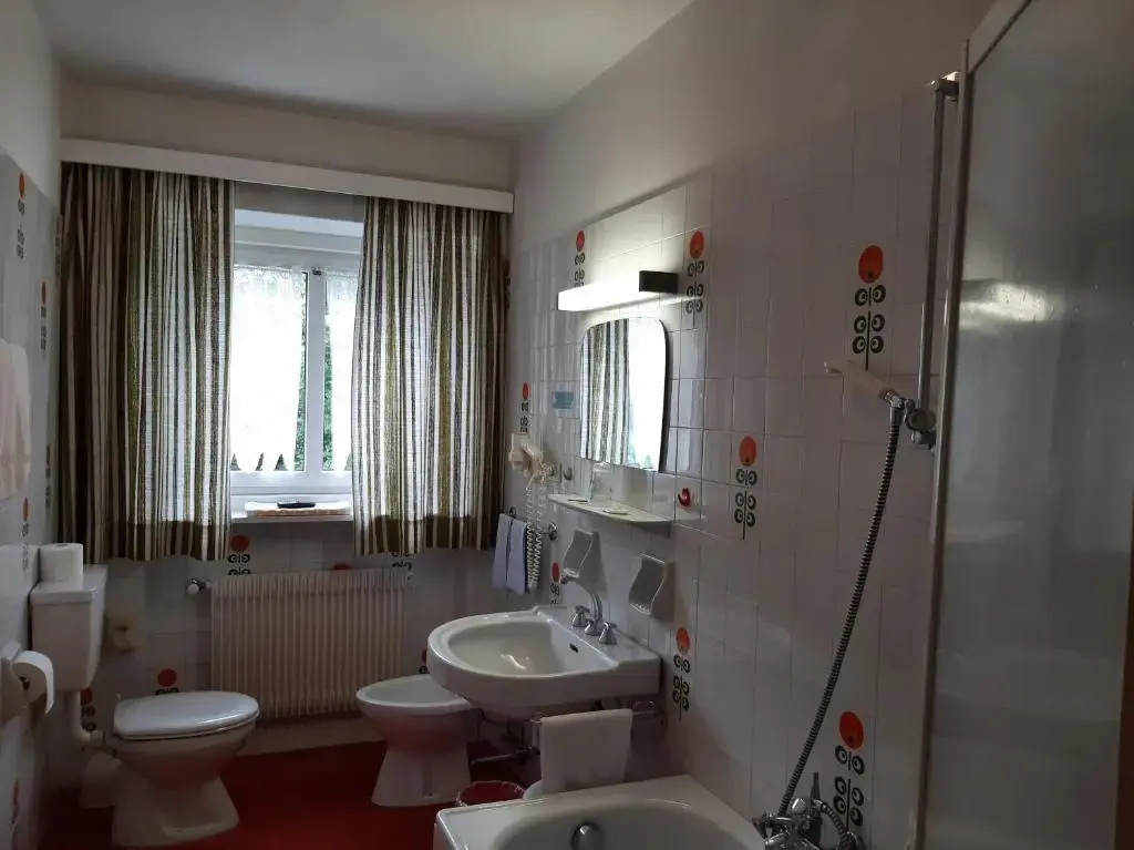 Economy Triple room