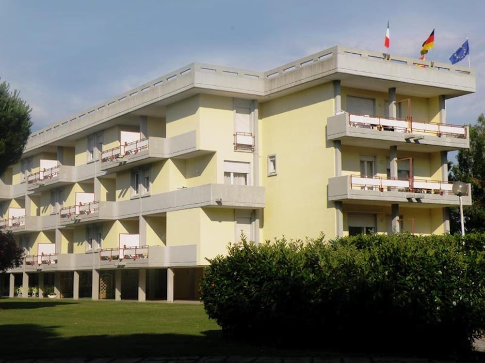 Residence with pool in Luni Mare