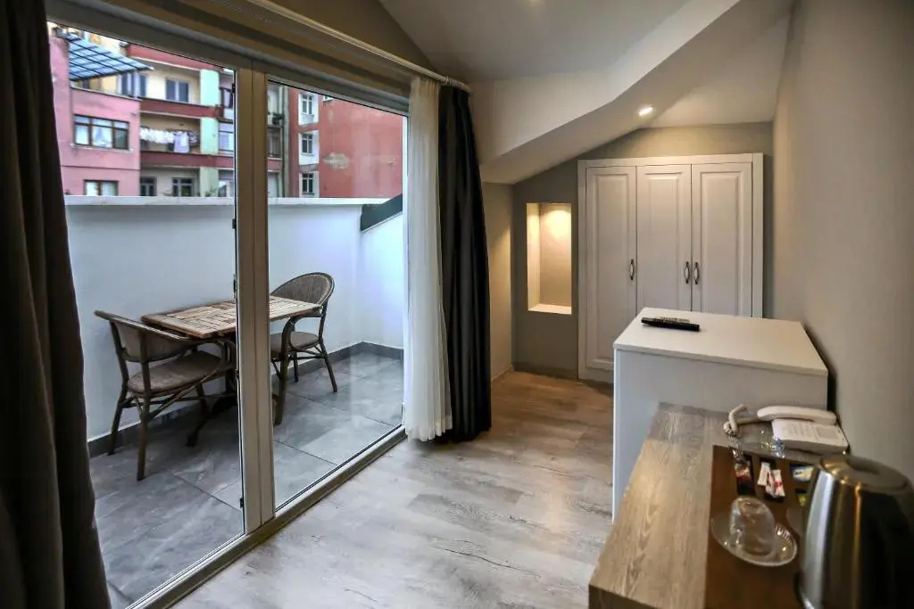 Standard Double room with balcony (full double bed)