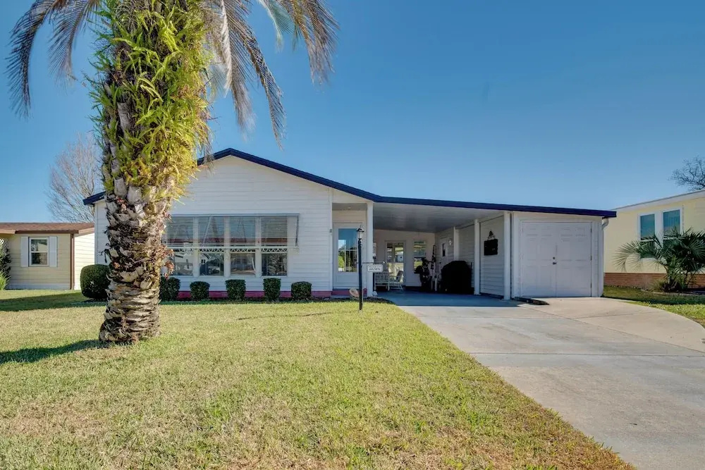 Lady Lake House w/ Lanai & Community Pool!