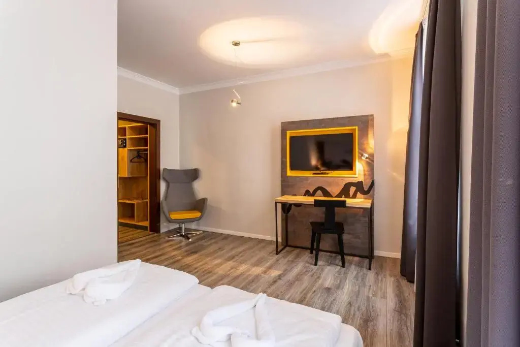 Double room (full double bed)