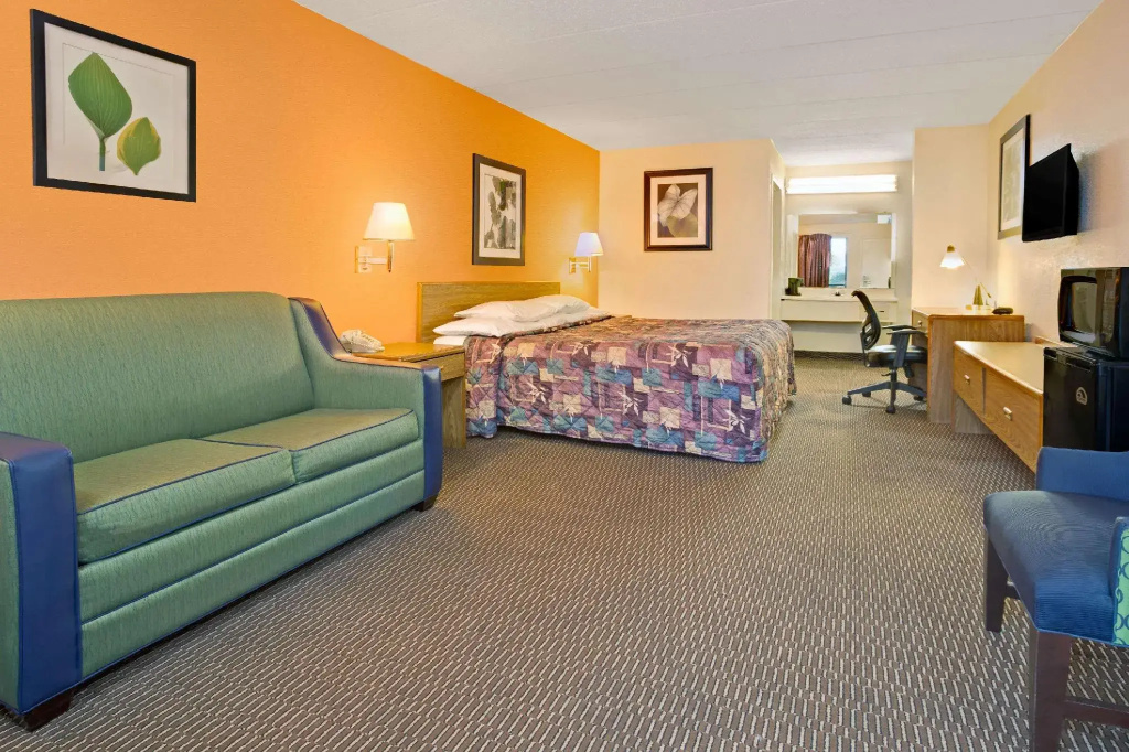 Days Inn by Wyndham Cincinnati East - Tap to explore photos