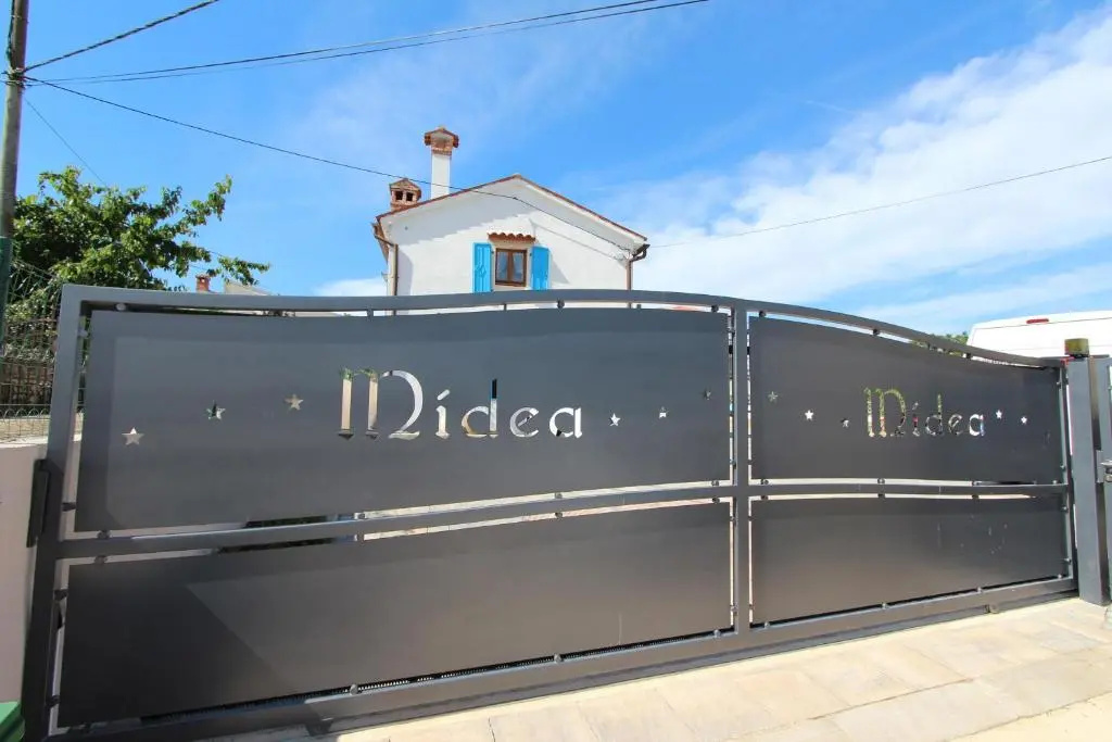 Apartments with Shared Pool Midea 2